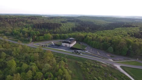 Museumsdenkmal-1.-Weltkrieg-In-Verdun,-Frankreich,-Lothringen.-Drohnenansicht